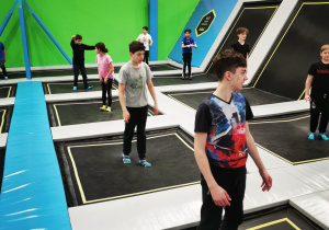 Każdy uczeń na swojej trampolinie czaka na sygnał do rozpoczęcie skoków.
