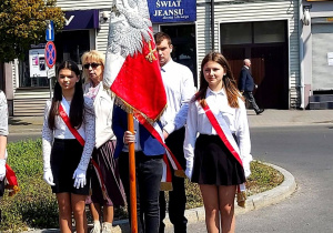 Uczniowie wraz z Panią Dyrektor reprezentują szkołę w poczcie sztandarowym podczas obchodów Święta 3 Maja.