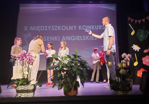 Uczennice odbierają nagrodę za występ.