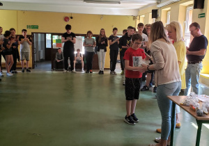 Laureat konkursu na kapliczkę dla Matki Bożej odbiera nagrodę.