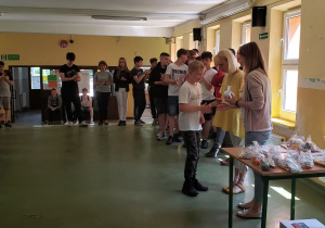 Laureat konkursu na kapliczkę dla Matki Bożej odbiera nagrodę.