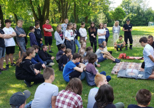 Uczeń ćwiczy na fantomie masaż serca.