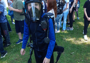 Uczeń prezentuje maskę tlenową.