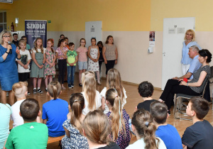 Uczniowie na gościnnym spotkaniu w szkole podstawowej.