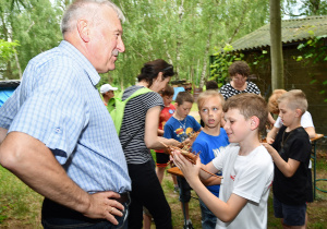 Uczniowie prezentują swoje wyroby z wikliny.