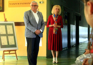 Pani Dyrektor wraz z Panem Burmistrzem stoją przed widownią.