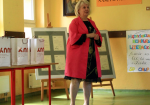 Pani Naczelnik Oświaty przemawia do zgromadzonych na widowni laureatów konkursu oraz ich nauczycieli.