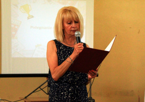 Pani Dyrektor przemawia do zgromadzonych na uroczystości szkolnej.