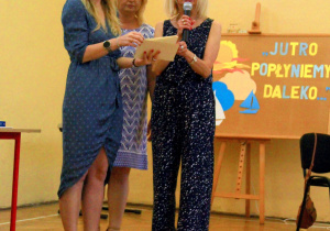 Pani Dyrektor wraz z dwoma nauczycielkami wręcza dyplomy uczniom.