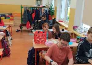 Dzieci w klasie przygotowują własne kanapki.
