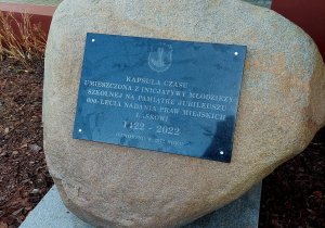 Ogromny kamień upamiętniający zakopaną w tym miejscu kapsułę czasu.