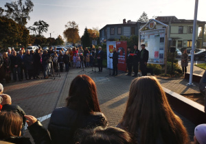 Uroczystość z okazji 600-lecia miasta. Zgromadzeni ludzie słuchają oficjalnego przemówienia.