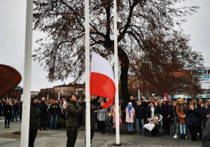 Uroczyste wciąganie flagi Polski na maszt.