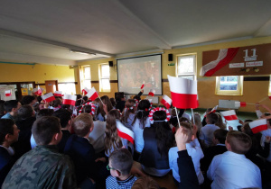 Uczniowie szkoły podczas wspólnego śpiewania pieśni patriotycznych.