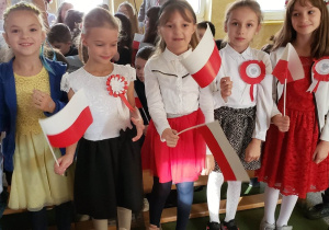 Grupa dziewczynek z Polski na widowni z koleżanką z Ukrainy.
