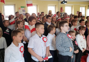Uczniowie szkoły zgromadzeni na widowni podczas uroczystego apelu.