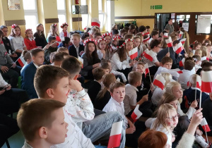 Uczniowie szkoły zgromadzeni na widowni podczas uroczystego apelu.