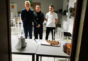 Chłopcy z klasy ósmej sprzedają słodkości i napoje w świetlicy szkolnej.