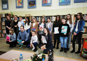 Uczennice z klasy szóstej wraz z innymi laureatami konkursu oraz ich opiekunami.