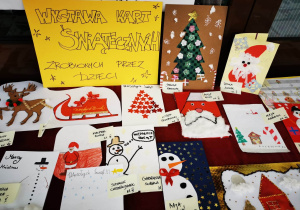 Zdjęcie przedstawiające kartki wykonane przez uczniów.