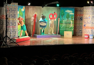 Scenografia z przedstawienia o Plastusiu.