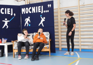 Uczniowie podczas scenki w przedstawieniu.