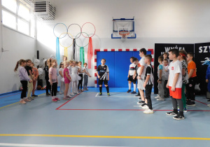 Uczniowie śpiewają sportową piosenkę.