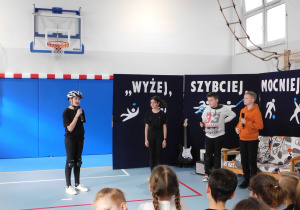 Scenka na temat sportu w przedstawieniu.