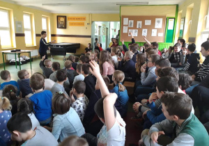 Uczniowie uczestniczący w apelu dotyczącym Światowego Dnia Cukrzycy.