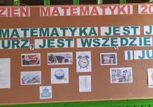 Tablica informująca o obchodach święta matematyki.