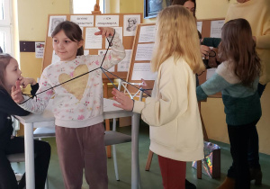 Uczniowie w grupach próbują wyplątać się ze sznurka bez użycia nożyczek.