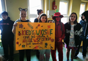Uczniowie klasy siódmej prezentują plakat na powitanie wiosny.
