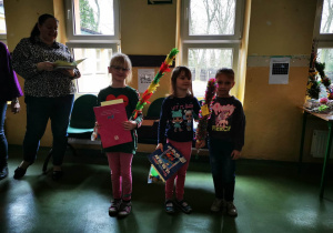 Uczennice prezentują swoje palmy.