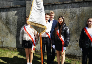 Uczniowie klasy ósmej w poczcie sztandarowym.