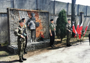 Harcerze obok pomnika ku czci ofiar zbrodni katyńskiej.