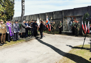 Zebrani wokół tablicy katyńskiej.