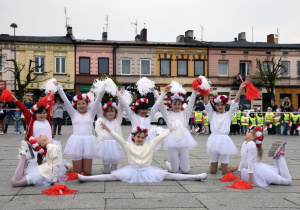 Dziewczynki z klas 3 i 5 podczas tańczenia patriotycznego tańca z pomponami