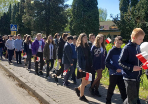 Uczniowie w drodze na cmentarz.