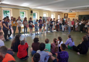 Uczniowie nagrodzeni w konkursie odbierają nagrody i dyplomy.