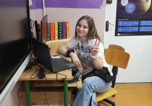Uczennica przy komputerze rozwiązuje zadania konkursowe.
