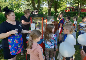 Dzieci czekające na watę cukrową.