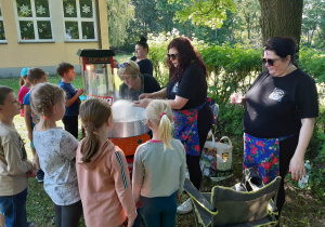 Dzieci czekające3 na popcorn.