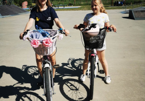 Uczennice klasy piątej z rowerami na skateparku.