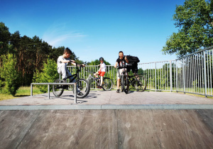 Uczniowie klasy ósmej na rampie podczas odpoczynku na skateparku.