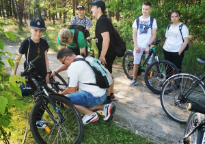 Uczniowie wraz z wychowawcą na skateparku.