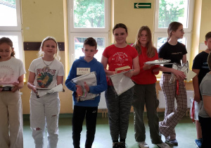 Uczniowie starszych klas, którzy otrzymali nagrody.