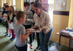 Wręczenie nagrody jednemu z uczniów przez panią Patrycję.