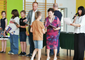 Uczeń naszej szkoły odbierający nagrodę.