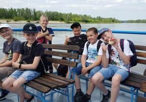 Uczniowie na statku podczas rejsu.