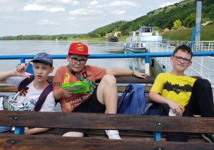 Uczniowie na statku podczas rejsu.